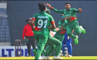 বোলিংয়ে ৬০ সেকেন্ড পার হলেই জরিমানা, কঠোর আইন করলো আইসিসি