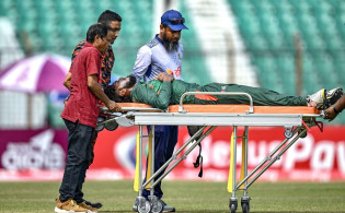 অলিখিত ফাইনালে আম্পায়ার সহ ইঞ্জুরির ছড়াছড়ি, হাসপাতালে জাকির!