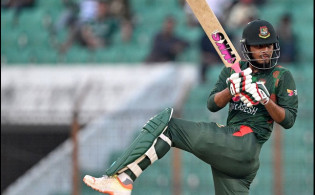 ৭০০ গ্রাম ওজনের বল দিয়ে ছক্কা মারার প্র্যাকটিস করেন রিশাদ!