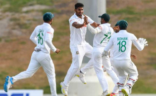 জোরা আঘাত করলো বাংলাদেশ, দেখে নিন সর্বশেষ স্কোর