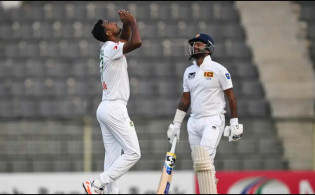 টেস্টের ৩য় দিনে ঘুরে দাঁড়াতে চায় বাংলাদেশ