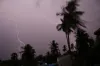 রাতেই যেসব জেলায় ৬০ কিমি বেগে ঝোড়ো বয়ে যেতে পারে জানাল আবহাওয়া অফিস 