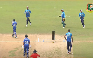 মাথায় প্রচন্ড আঘাত পেয়ে মাঠ ছাড়লেন মুমিনুল