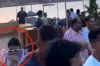 প্রকাশ্যে ধূমপান করায় তারকা ক্রিকেটারের স্ত্রী, কঠিন সমালোচনার মুখে পরে তোলপাড় নেটদুনিয়া
