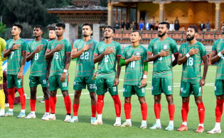 একটু পরেই হাড্ডাহাড্ডি লড়াইয়ে মাঠে নামছে বাংলাদেশ