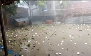 কয়েক মিনিটের শিলাবৃষ্টিতে দুই উপজেলার সর্বনাশ