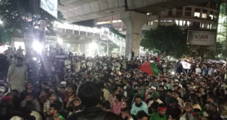 রাত যত বাড়ছে, ততই উত্তাল শাহবাগ
