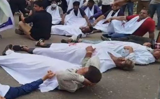 কাফন পরে রাজপথে শেয়ারবাজার বিনিয়োগকারীরা