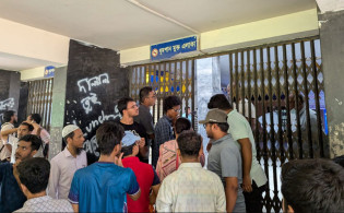 ‘২ মিনিটের মধ্যে রুম থেকে বের হোন’, ঢাবি কর্মকর্তাদের ছাত্রদল-বামপন্থিরা