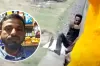 যে কারনে ট্রেন থেকে ঝোলানো হলো অটোরিকশা চালককে, ভাইরাল হলো ভিডিও