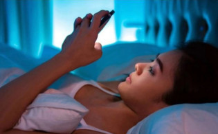নারীরা রাত জেগে ফোনে কি করে, জানেন কি