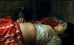 বৃষ্টিভেজা রাতে জন্ম নেয় এক উত্তেজক সম্পর্ক – না দেখলে মিস