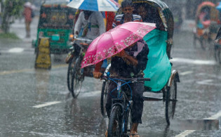 সতর্ক সংকেত সারাদেশে বৃষ্টির দাপট, পাঁচ দিন ভারী বর্ষণের কবলে পড়বে বাংলাদেশ
