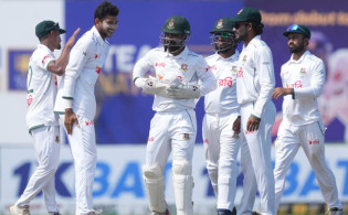 লাইভ আপডেট: প্রথম টেস্টে জমে উঠেছে লড়াই! শ্রীলঙ্কা এখন বাংলাদেশকে পিছনে ফেলতে মুখিয়ে