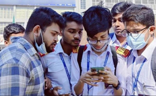 এসএসসি রেজাল্ট ২০২৫: অনলাইনে ও এসএমএসে দেখবেন যেভাবে