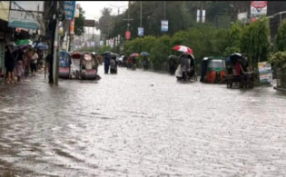 ২৪ ঘণ্টায় রেকর্ড বৃষ্টিপাতে পানির নিচে দেশের এই শহরটি ও নদীতে ভাঙন