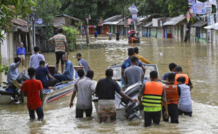 বন্যায় ফের ডুবল ফেনী, সেনাবাহিনীর উদ্ধার অভিযান শুরু, ভয়াবহ অবস্থায় লক্ষাধিক মানুষ