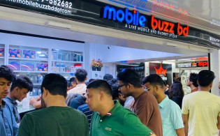 ‘মোবাইল বাজ বিডি’তে প্রযুক্তিপণ্যের কেনাকাটায় ধুম