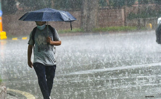 দেশজুড়ে বৃষ্টি ও দমকা হাওয়ার আভাস, তাপমাত্রা কমবে