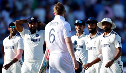 হাড্ডাহাড্ডি লড়াইয়ে শেষ হলো ভারত ও ইংল্যান্ডের টেস্ট ম্যাচ
