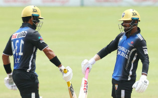 ৭৯ রানে ধস, তবুও অপরাজিত থেকে ফাইনালে রংপুর