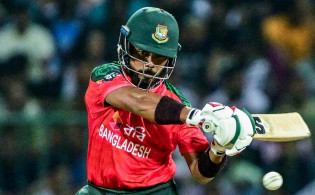 জাকের আলির হাফসেঞ্চুরিতে লড়াকু সংগ্রহ বাংলাদেশের