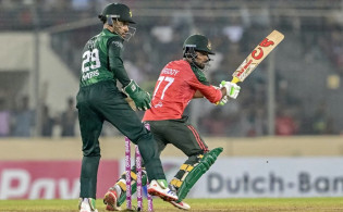 পরপর ৪ উইকেট হারালো বাংলাদেশ, দেখেনিন সর্বশেষ স্কোর