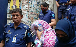 ‘ফাইট্টা যায়’ স্লোগানে আদালত চত্তরে যে কান্ড করলো জনতা