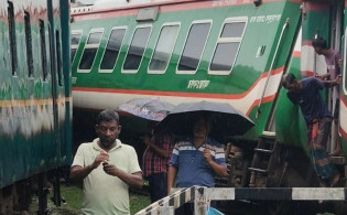 চরম দু:সংবাদ : দুই ট্রেনের মুখোমুখি সংঘর্ষ: বগি লাইনচ্যুত, রেল চলাচল বন্ধ