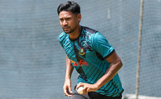 হঠাৎ ক্যারিয়ারে অনেক বড় দু:সংবাদ পেলেন মুস্তাফিজ