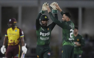 ৬ বলে ৩ উইকেট নিলেন মোহাম্মদ নবাজ, এগিয়ে গেলো পাকিস্থান