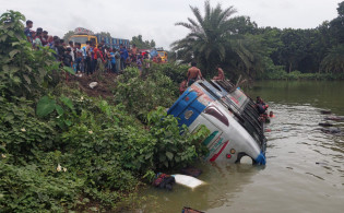 ওভারটেক করতে গিয়ে বাস উল্টে পুকুরে, আহতের সংখ্যা প্রকাশ