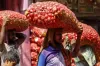 লাফিয়ে লাফিয়ে বেড়ে গেলো পেয়াজের দাম