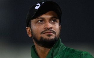 জাতীয় দলে ফেরার সম্ভাবনা কি তবে শেষ? নতুন বিতর্কে সাকিব