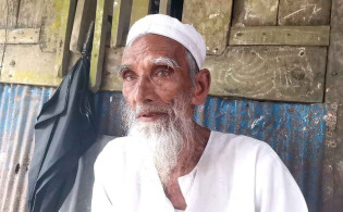 বিয়ের দাবিতে ৩৫ বছরের নারীর বাড়িতে ৭৫ বছরের বৃদ্ধের অনশন, এলাকায় তোলপাড়