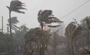 সন্ধ্যার মধ্যে ৭ অঞ্চলে ৬০ কিমি বেগে ঝড়ের শঙ্কা