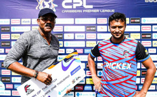 ম্যাচসেরার পুরস্কার হাতে সাকিব