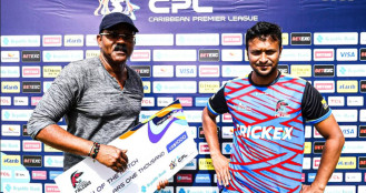 ম্যাচসেরার পুরস্কার হাতে সাকিব