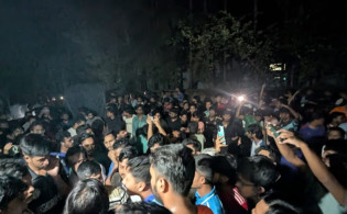 মাইকে ঘোষণার পর শিক্ষার্থী-স্থানীয়দের ভয়াবহ লড়াই, আহত অর্ধশতাধিক