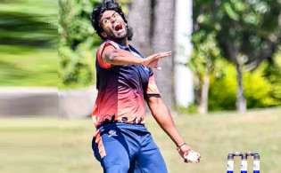 অবিশ্বাস্য কাণ্ড! এক ওভারে ৪৩ রান দিলেন পেস বোলার