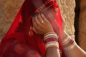 গাড়ি থামিয়ে নববধূ ছিনতাই, একাই বাড়ি ফিরলেন বর