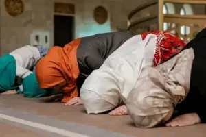 মেয়েদের চুল রং করলে কি নামাজ হবে? জেনেনিন ইসলামের নিয়ম