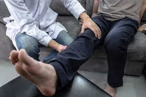 হঠাৎ করে পায়ের রগে টান? পঙ্গু হতে না চাইলে এখনই জেনে নিন কারণ ও প্রতিকার