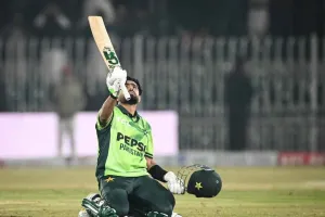 বাবর আজমকে শাস্তি দিলো আইসিসি