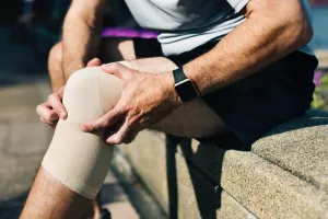 শীত বাড়লেই কেন বাড়ে হাঁটু–কোমরের ব্যথা? সহজ ৪টি উপায়ে মিলবে দ্রুত আরাম