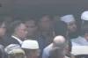 খালেদা জিয়ার কফিন কাঁধে নিলেন মিজানুর রহমান আজহারী