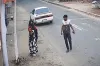 প্রাইভেট কারে তুলে অপহরণের চেষ্টা : যা করলেন তরুণী
