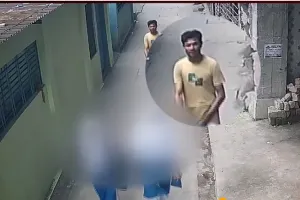 প্রকাশ্যে স্কুলছাত্রীদের সঙ্গে যা করলো যুবক, এলাকাবাসী সহ সকলেই হতবাক