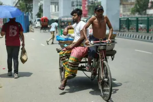 তাপে পুড়ছে ৪০ জেলা, বিপর্যস্ত জনজীবন