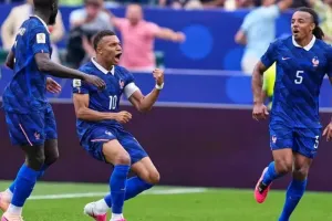 এমবাপ্পের জোড়া গোলে বিশ্বকাপ ইতিহাসে নতুন মাইলফলক